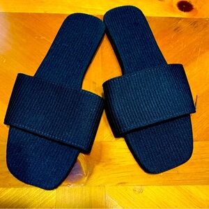Size 8 women’s sandals/slippers new
